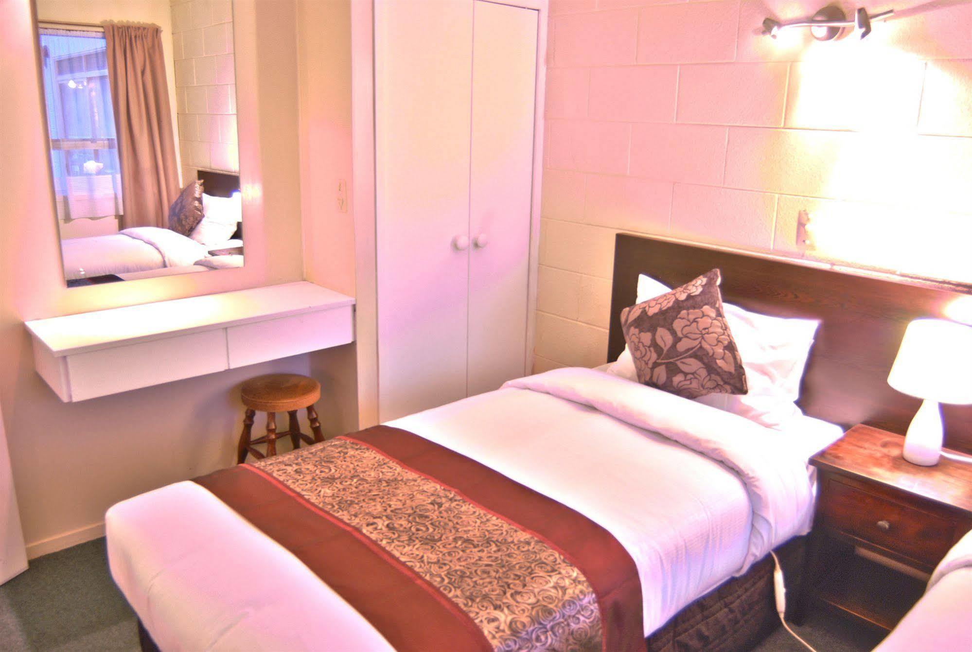 Barcelona Motel Taupo Bagian luar foto