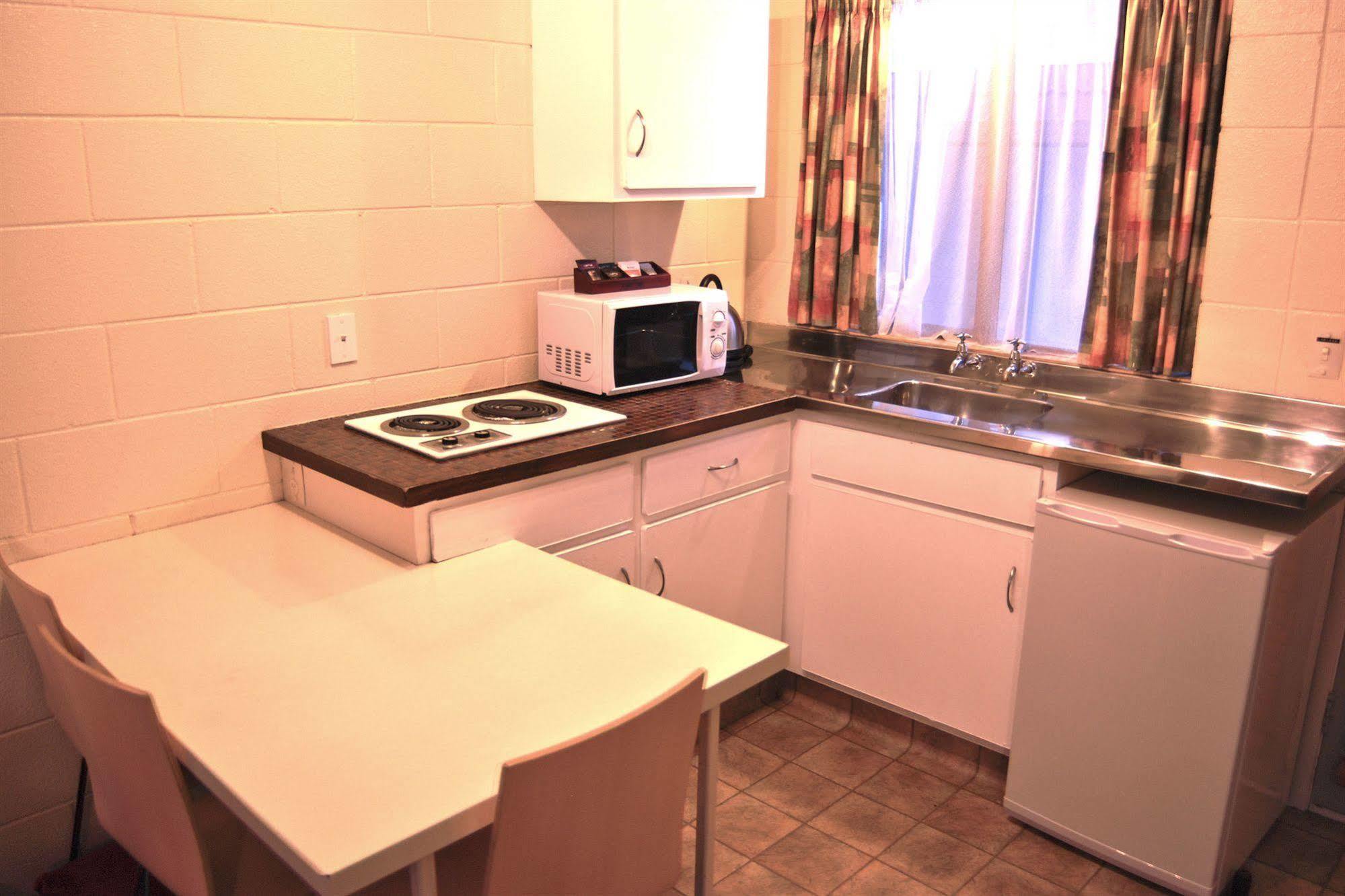 Barcelona Motel Taupo Bagian luar foto